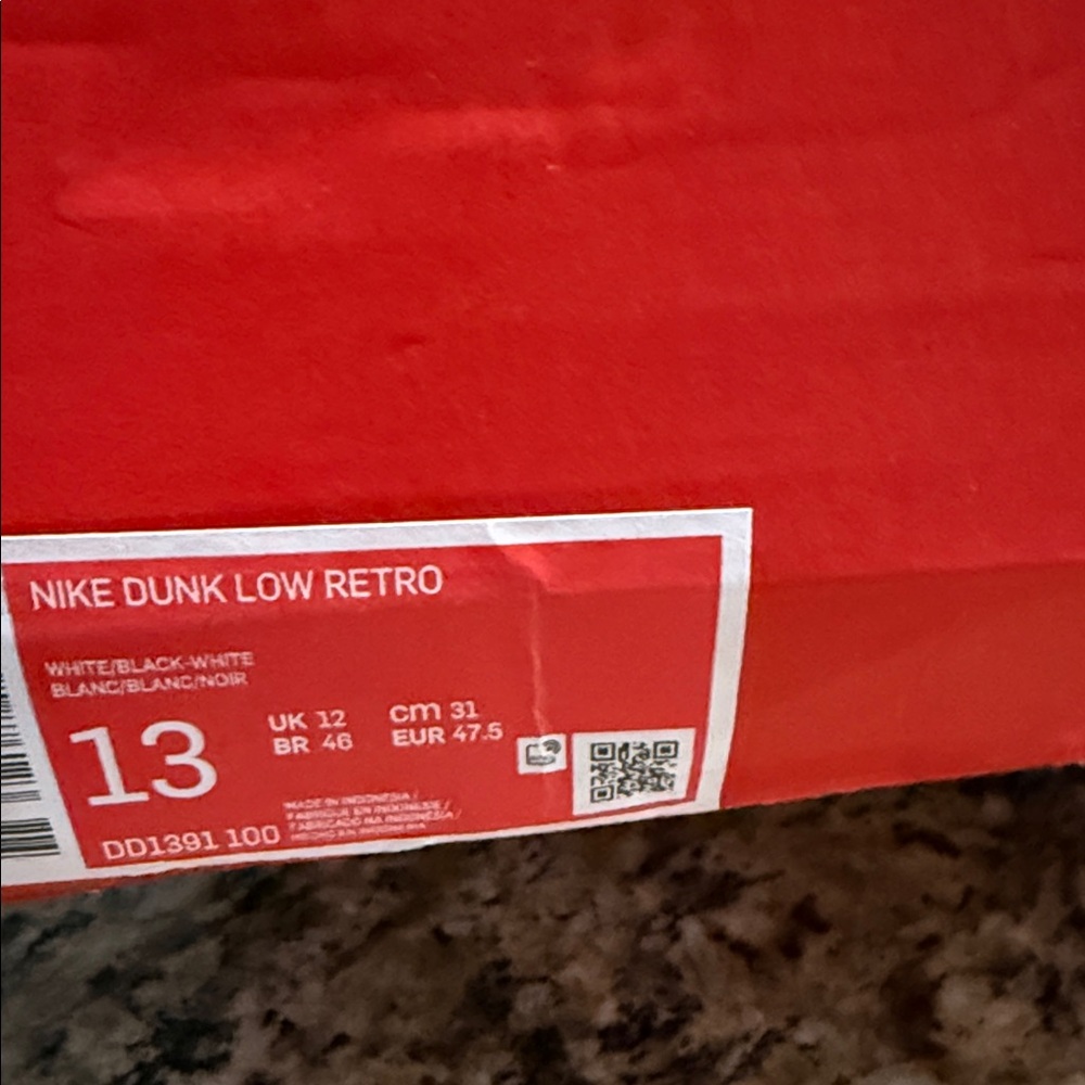 Nike Men's Classic Black and White Sneakers - Picture 4 of 4